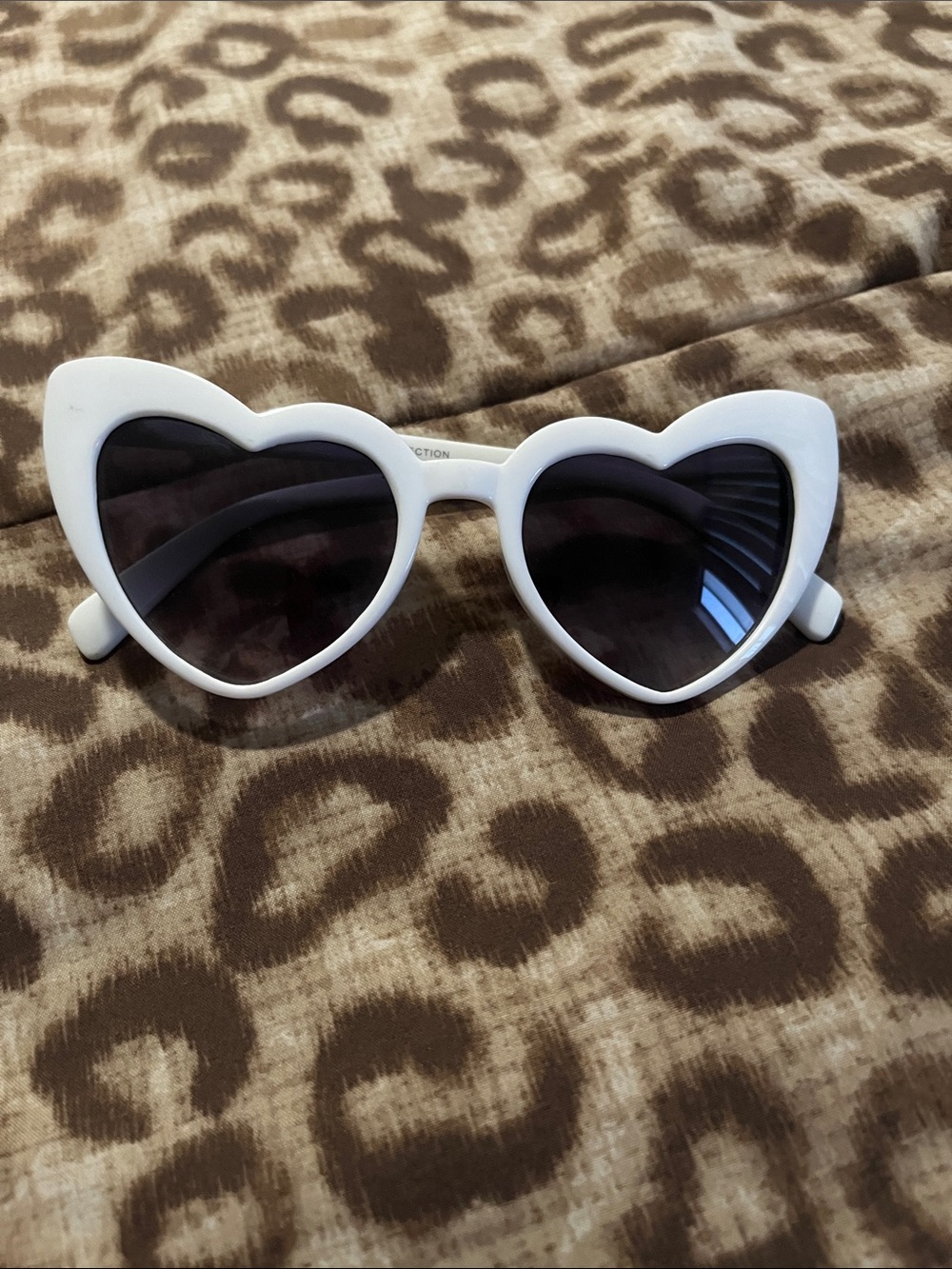 White Heart-Shaped Sunglasses - Retro Cute